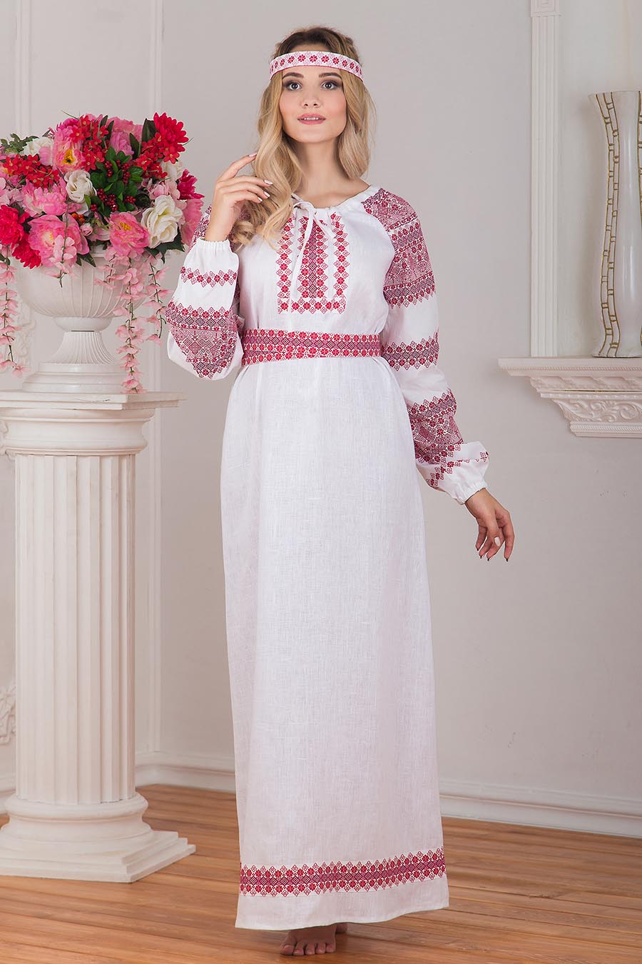 Women in Slavic costumes in Nagpur