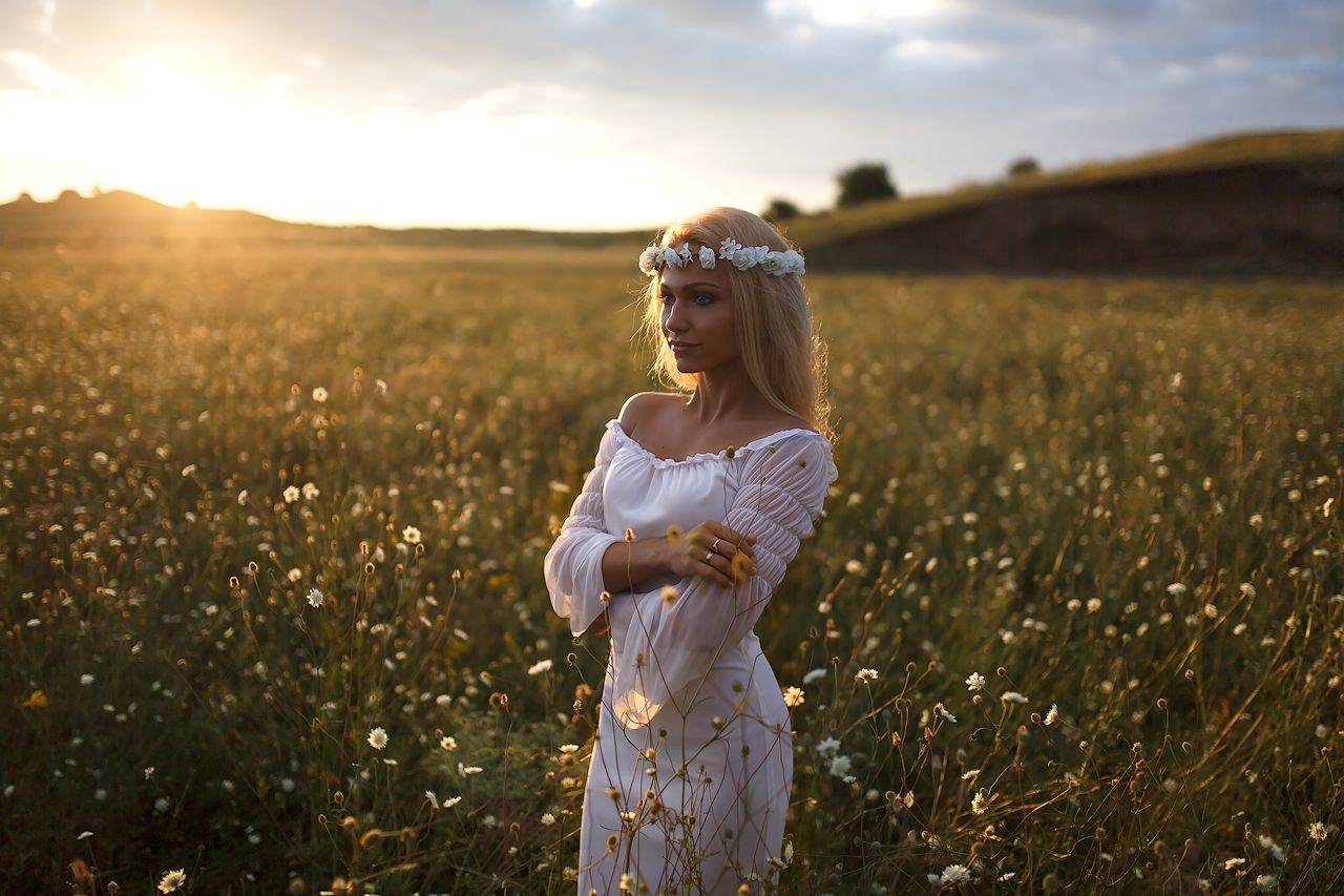 Girls in Slavic costumes in Nagpur