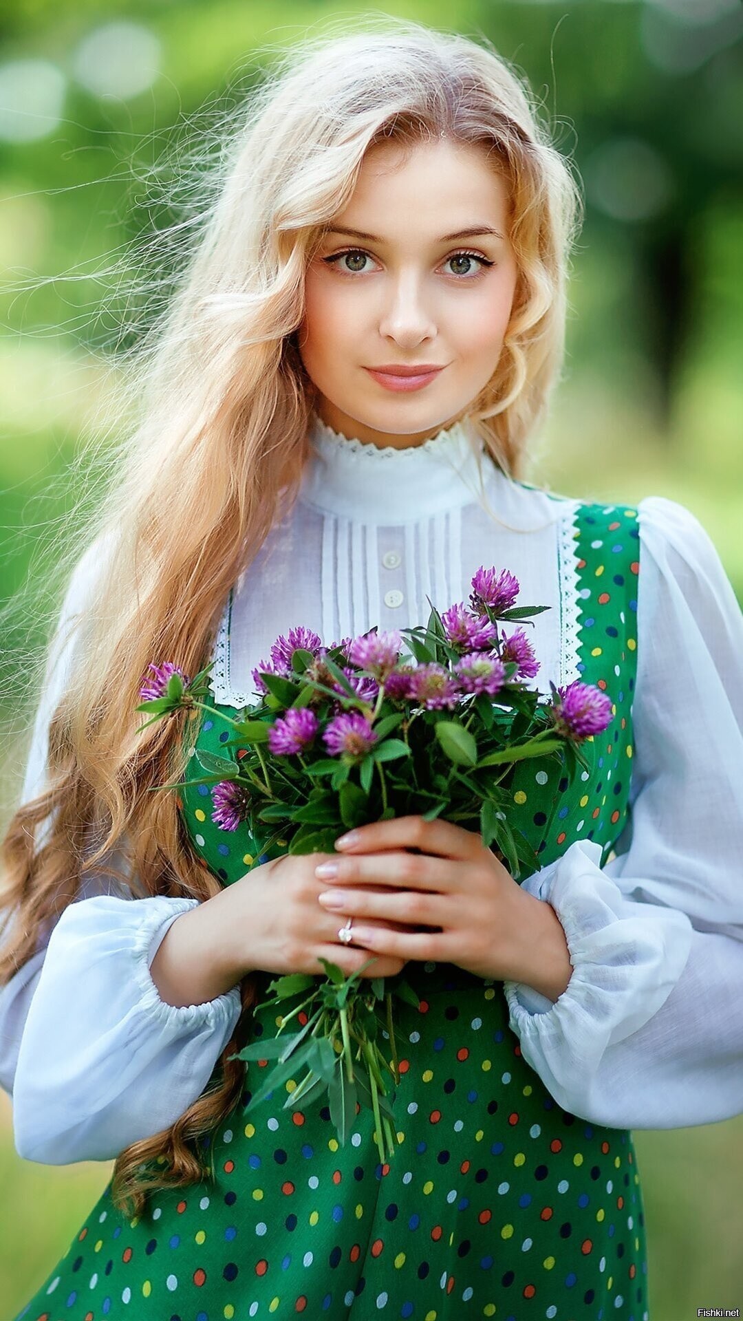 Girls in Slavic costumes in Nagpur